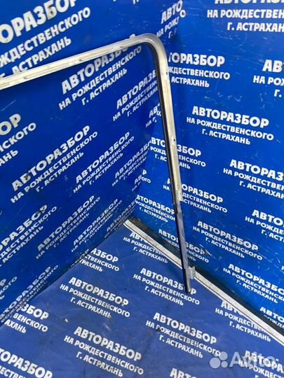 Внутренняя направляющая стекла двери. Scania