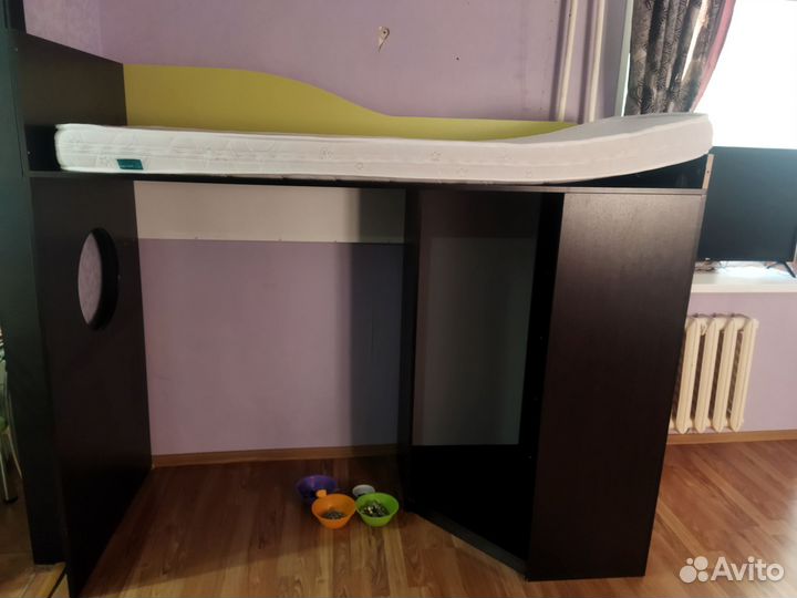 Детская кровать чердак со столом и шкафом бу