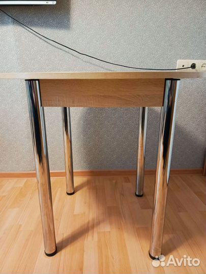 Стол кухонный