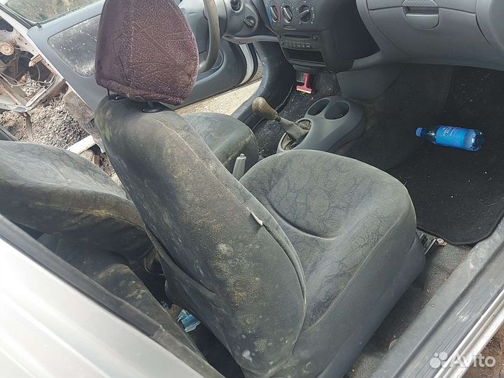 Сиденья передние откидные для Toyota Yaris 1