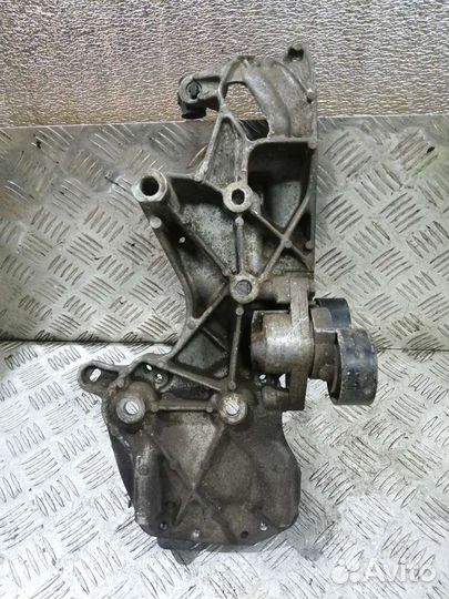 Кронштейн генератора Renault Logan 1