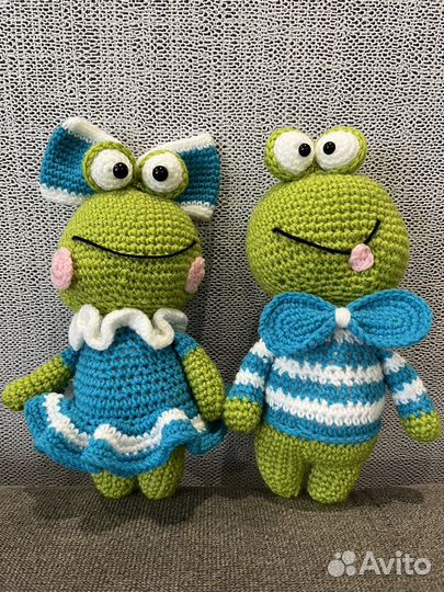 Вязанные игрушки Веселые лягушки