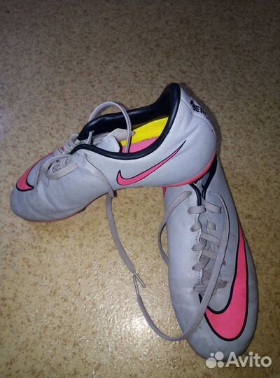 Продаю детские футбольные бутсы