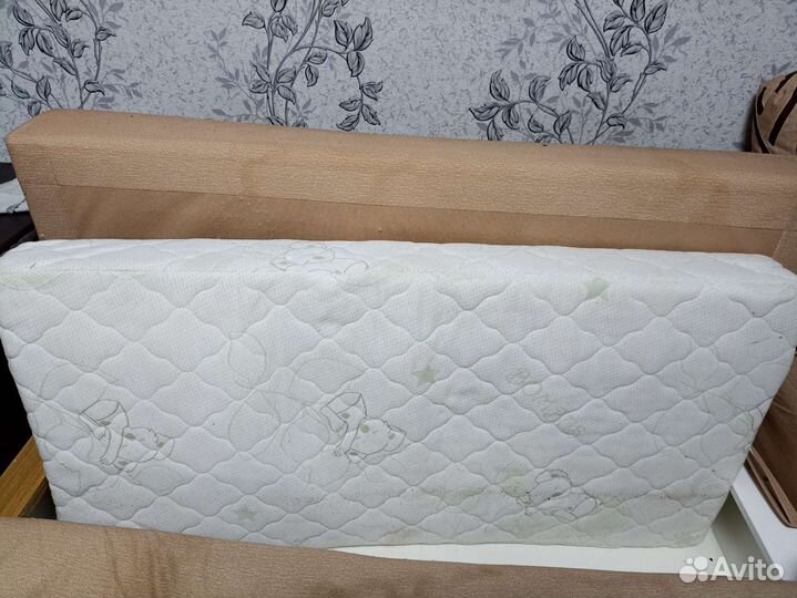 Детская кроватка с маятником