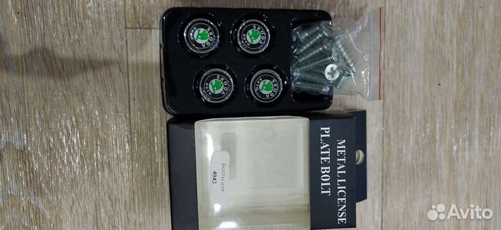 Металлические болты номерного знака