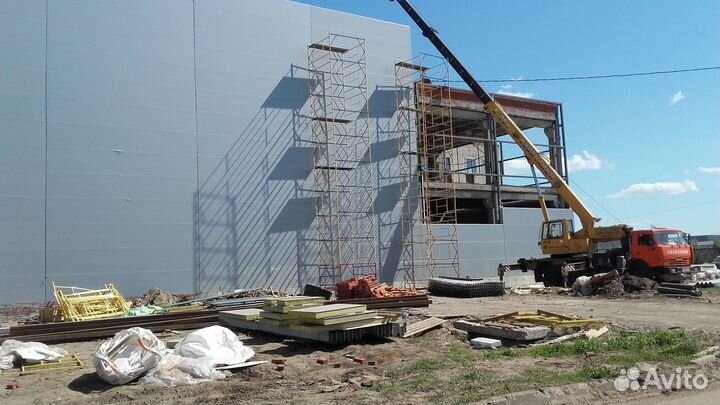 Прораб с бригадой строителей