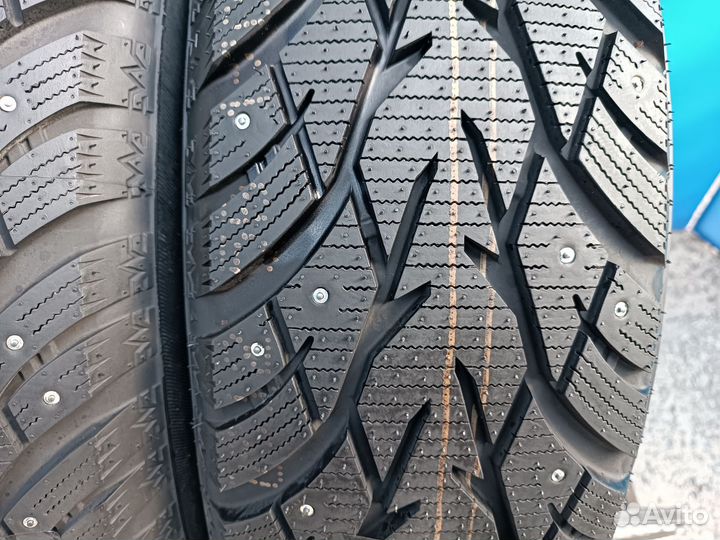Royal Black Royal Stud 215/70 R16 100T