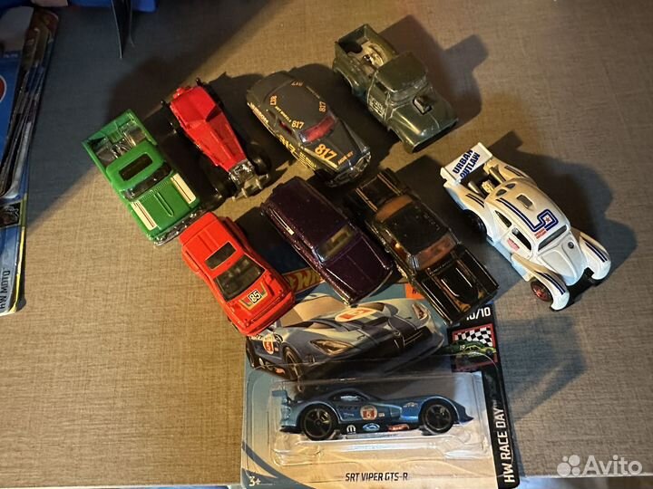 Лот машинок на доставку