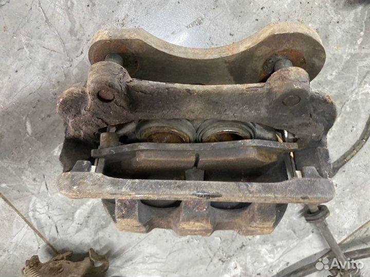 Суппорт тормозной передний левый Land Rover Range