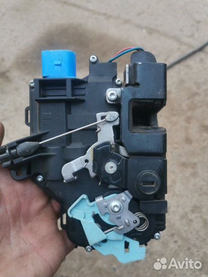 Замок двери задний левый Skoda Octavia A5 BSE 2008