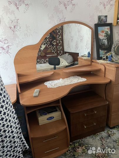 Туалетный столик с зеркалом