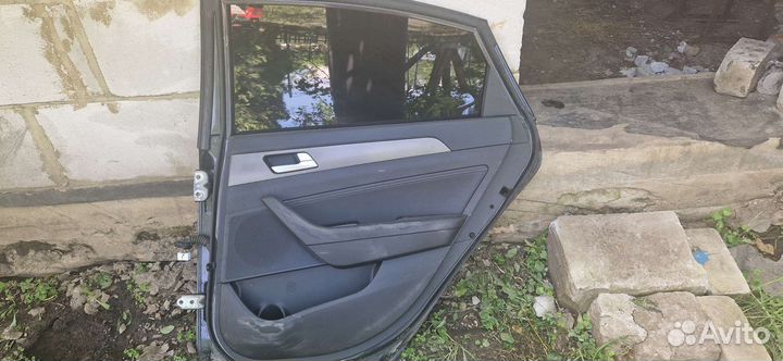 Задняя правая дверь на hyundai sonata 7