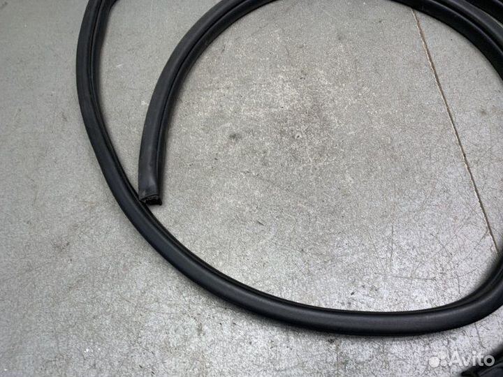 Уплотнитель двери задний правый Hyundai Solaris GI