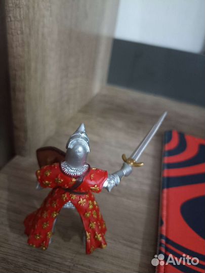 Коллекционная фигурка