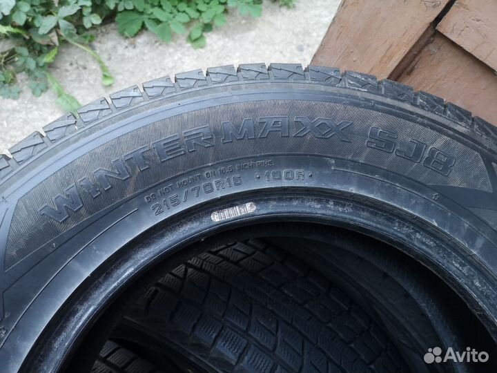 Dunlop Winter Maxx SJ8 215/70 R16