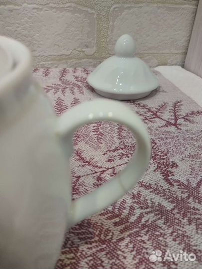 Заварочный чайник и сахарница