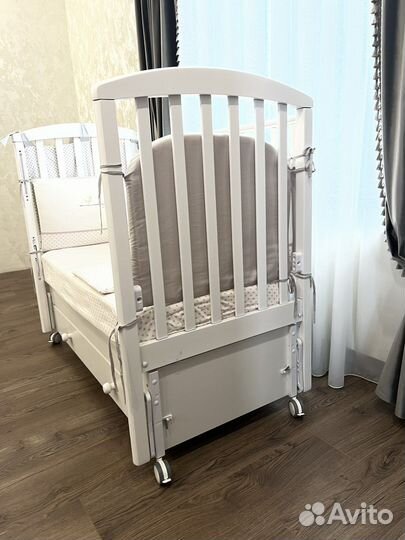 Детская кроватка с маятником
