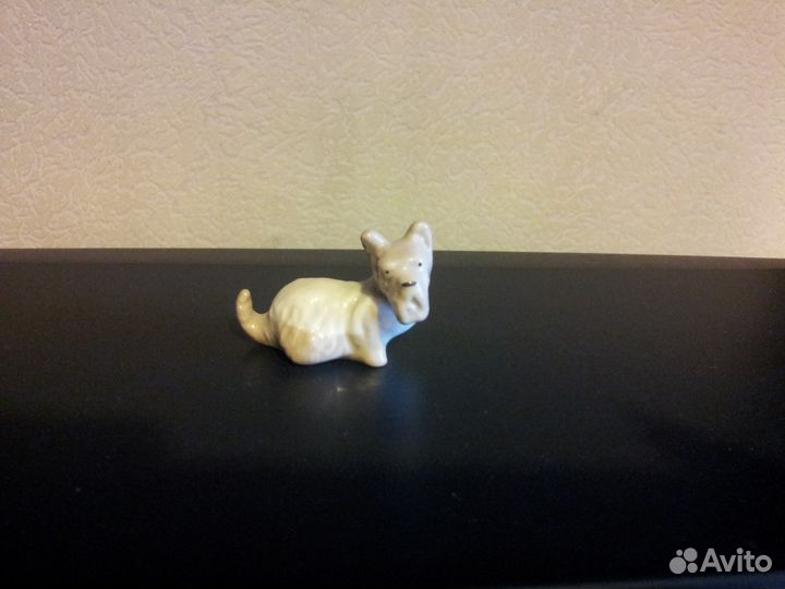 Фарфоровая собачка