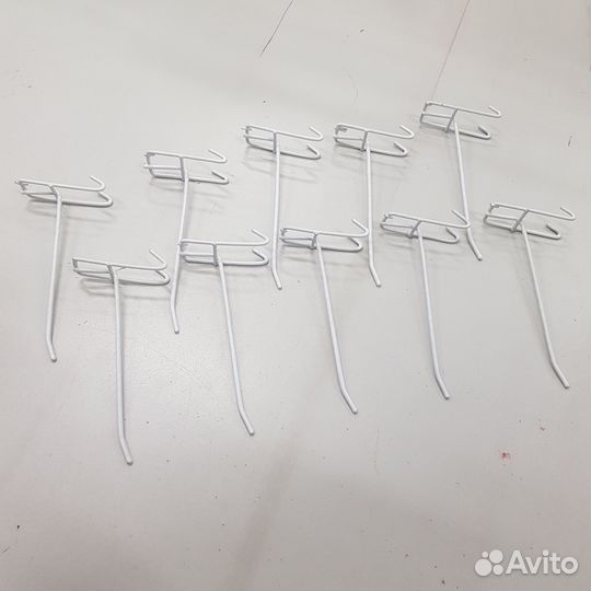 Крючок белый на решетку