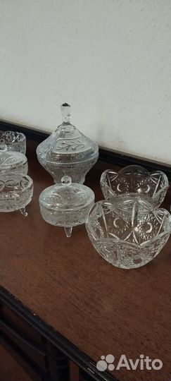Салатники разные, блюда, чашки кофе, вазы