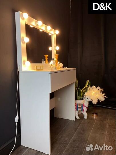 Туалетный столик с зеркалом и лампочками