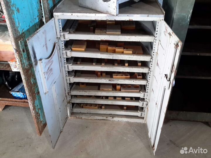 Шкафы и сейфы металлические