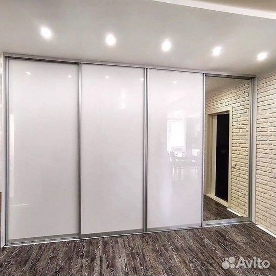 Шкаф купе с зеркалом