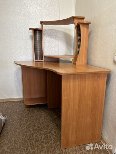 Угловой компьютерный стол