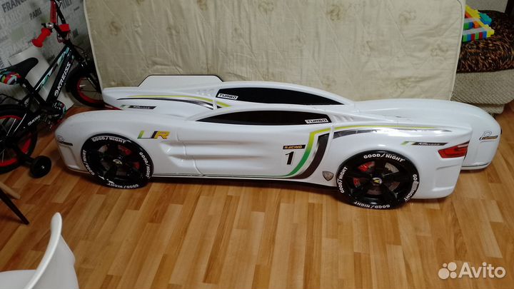 Детская кровать машина