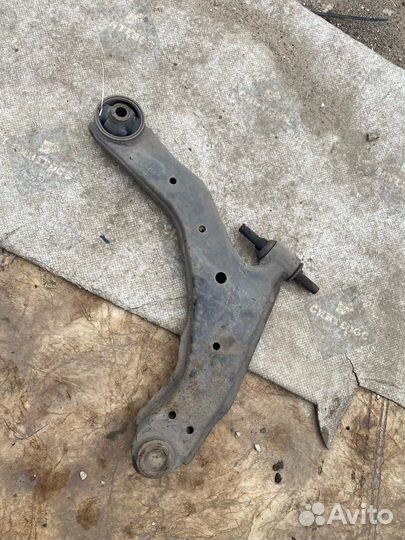 Продам передний рычаг на kia cerato 2005г