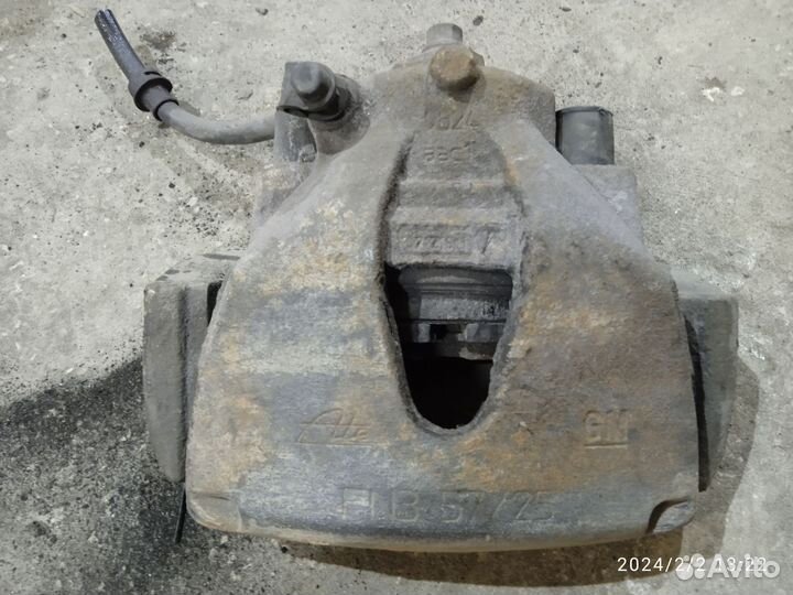 Суппорт передний правый Опель zafira b