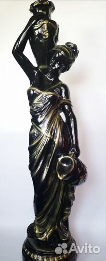 Статуя девушка с кувшином и вазой