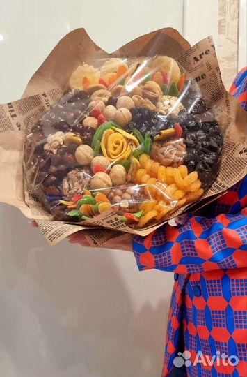 Огромный букет из сухофруктов и орехов