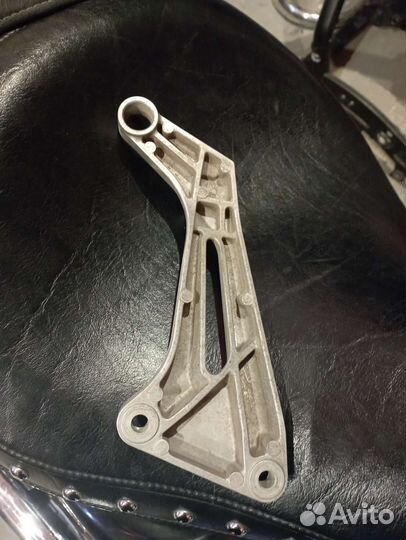 Кронштейн задней подножки правый Honda VTR1000F