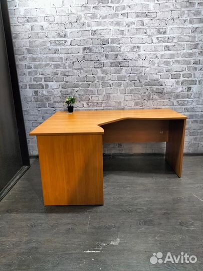 Угловой письменный стол