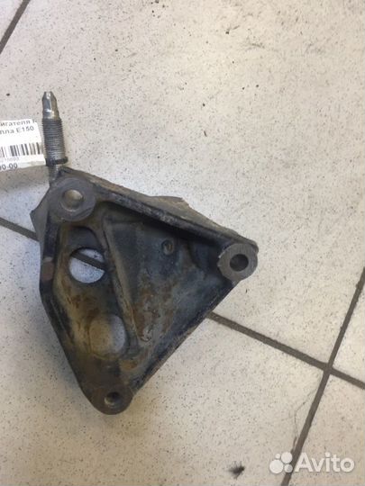 Кронштейн двигателя правый Toyota Corolla E150