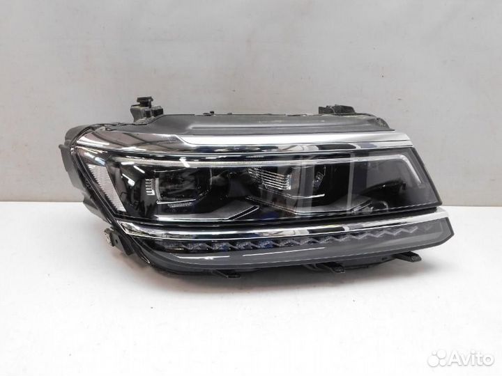 Фара правая Volkswagen Tiguan