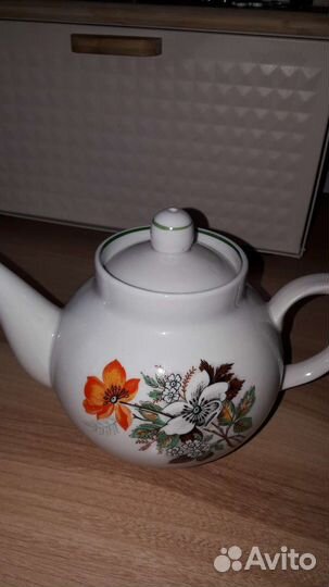 Фарфоровые тарелки ссср,заварник,сахарница