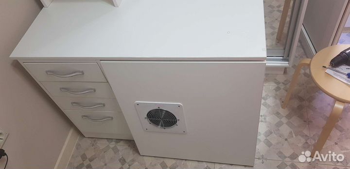 Маникюрный стол складной