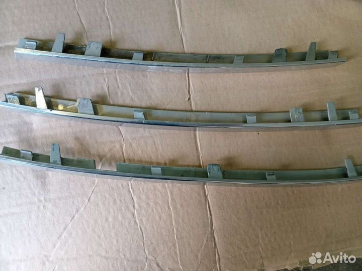 Эмблема и накладки решётки радиатора