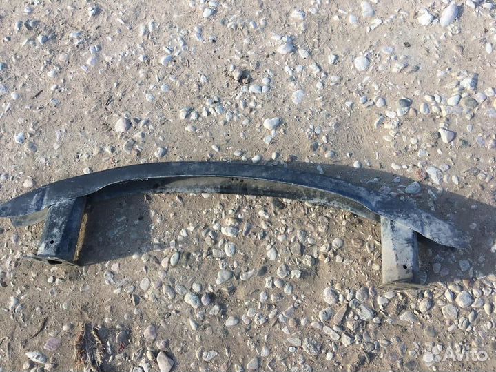 Усилитель переднего бампера Фольксваген Пассат Б