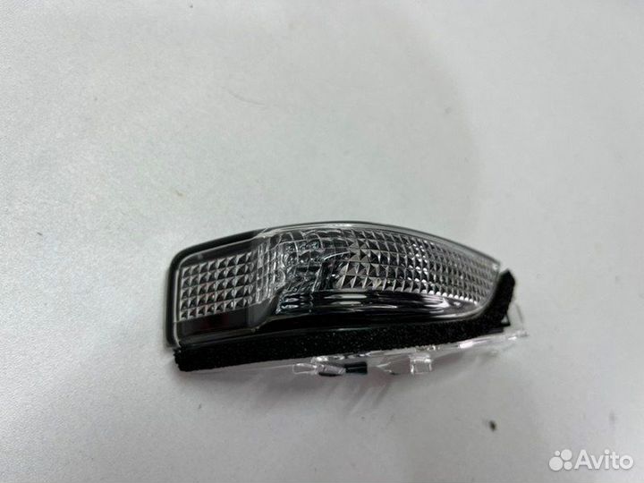 Повторитель поворота левый Toyota Corolla Е180