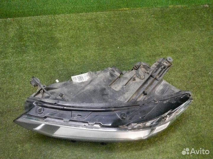 Фара левая Volkswagen Passat