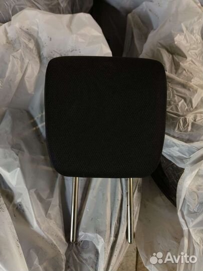 Подголовник заднего сидения