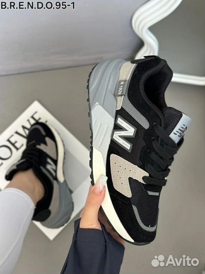 Кроссовки женские