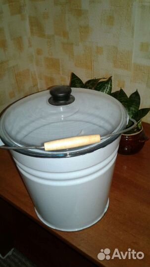 Эмалированное ведро с крышкой