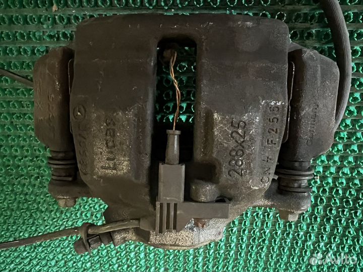 Суппорт передний на мерседес w203