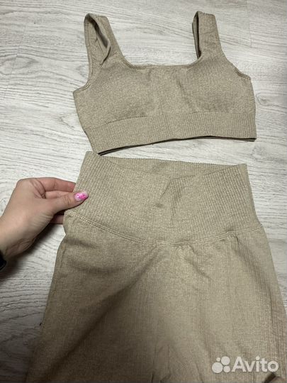 Спортивные лосины и топ