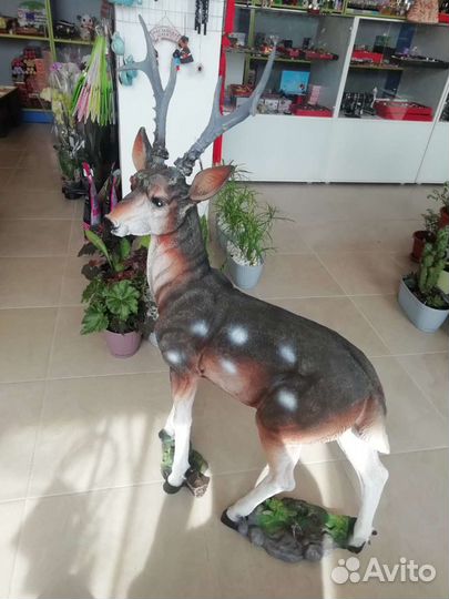 Садовая фигура олень