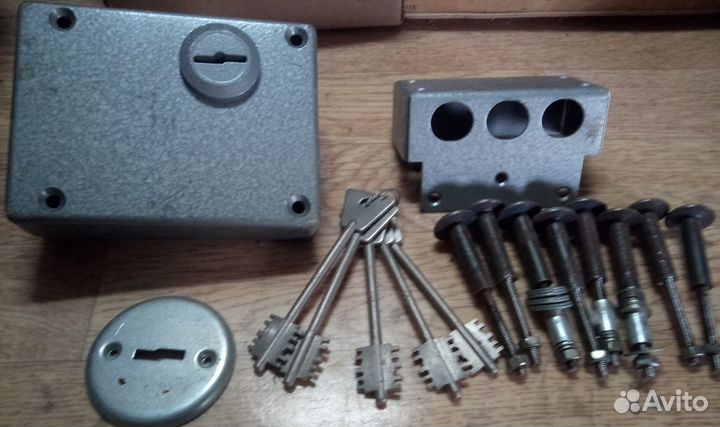 Замок гаражный накладной